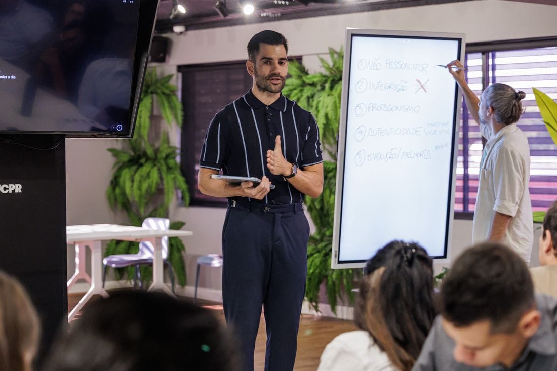 Fawez Tarbine conduzindo a sessão, com o quadro de trabalho ao fundo