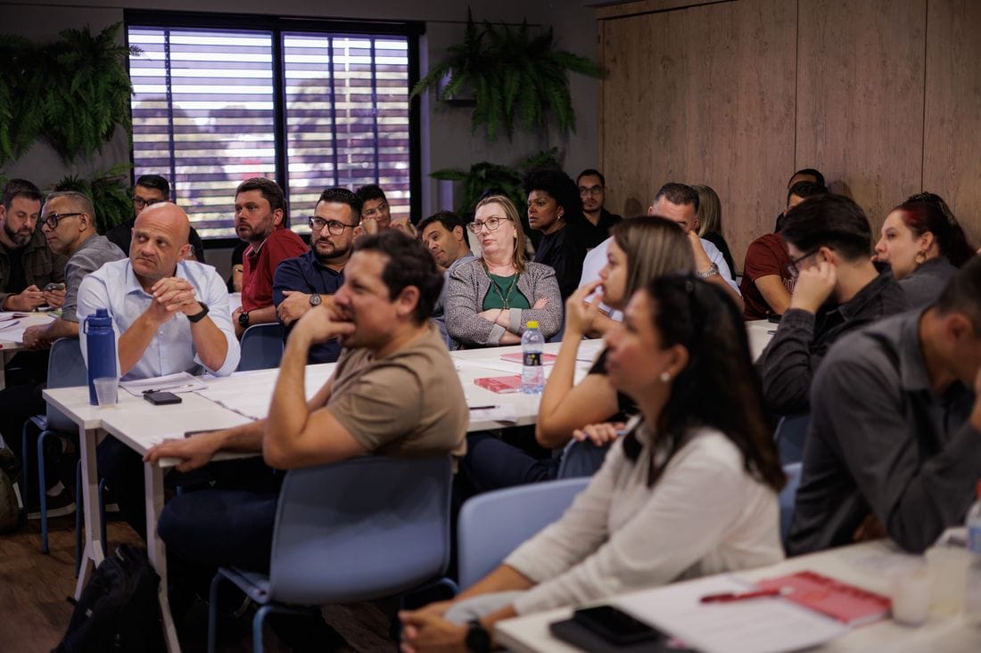 Empresários acompanhando a sessão presencial